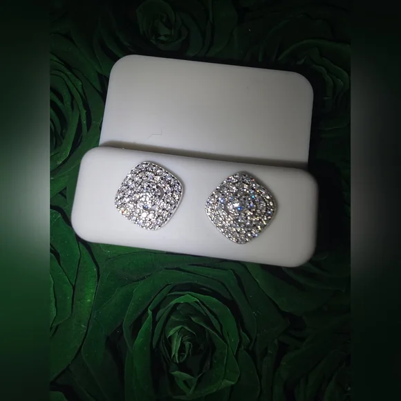 Moissanite 0.68 ct - Elegant 925 Sterling Silver Stud Earrings - Picture 4 of 8